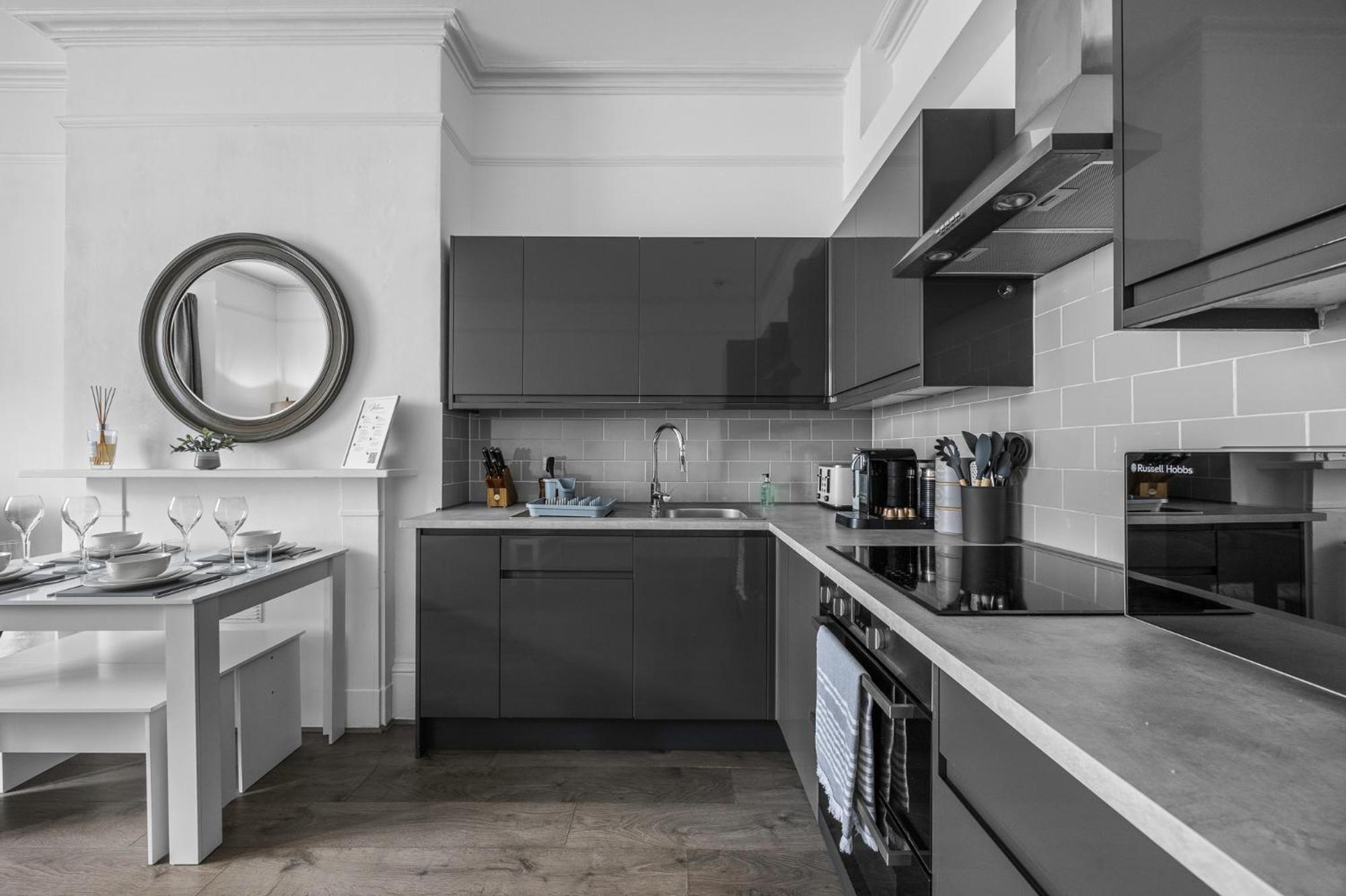 2 Bedroom Flat - With King Sized Beds, Netflix And Sky - Perfect For Contractors, Vacation Guests Or Those Relocating Brighton Exterior foto